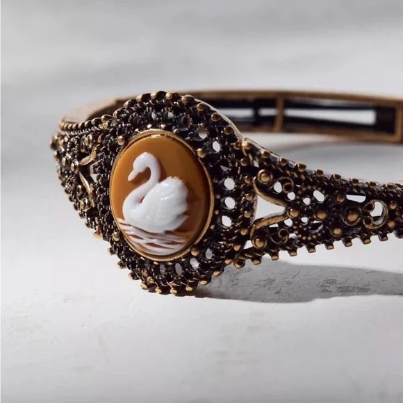 Urban Outfitters Victorian Swan Cameo
Stretch Bangle Bracelet NWOT - Picture 2 of 2